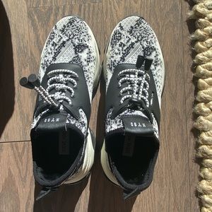 steve madden black, white and grey printed sneakers!